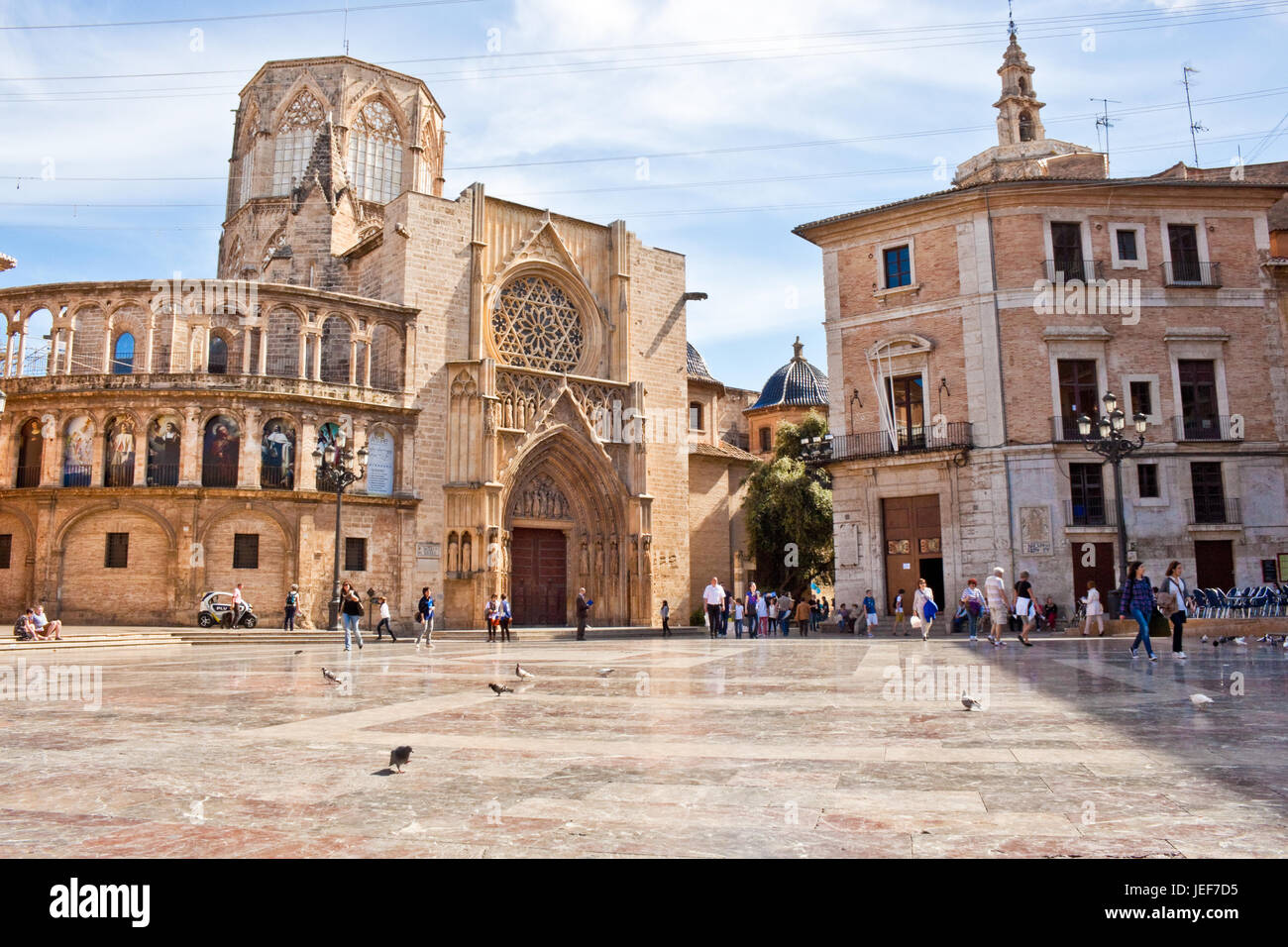 Valence, le 10 avril - 2013 : Virgin square avec apôtres porte de la Cathédrale de Valencia. La Cathédrale est un lieu où l'un des soi-disant Saint Calice Banque D'Images