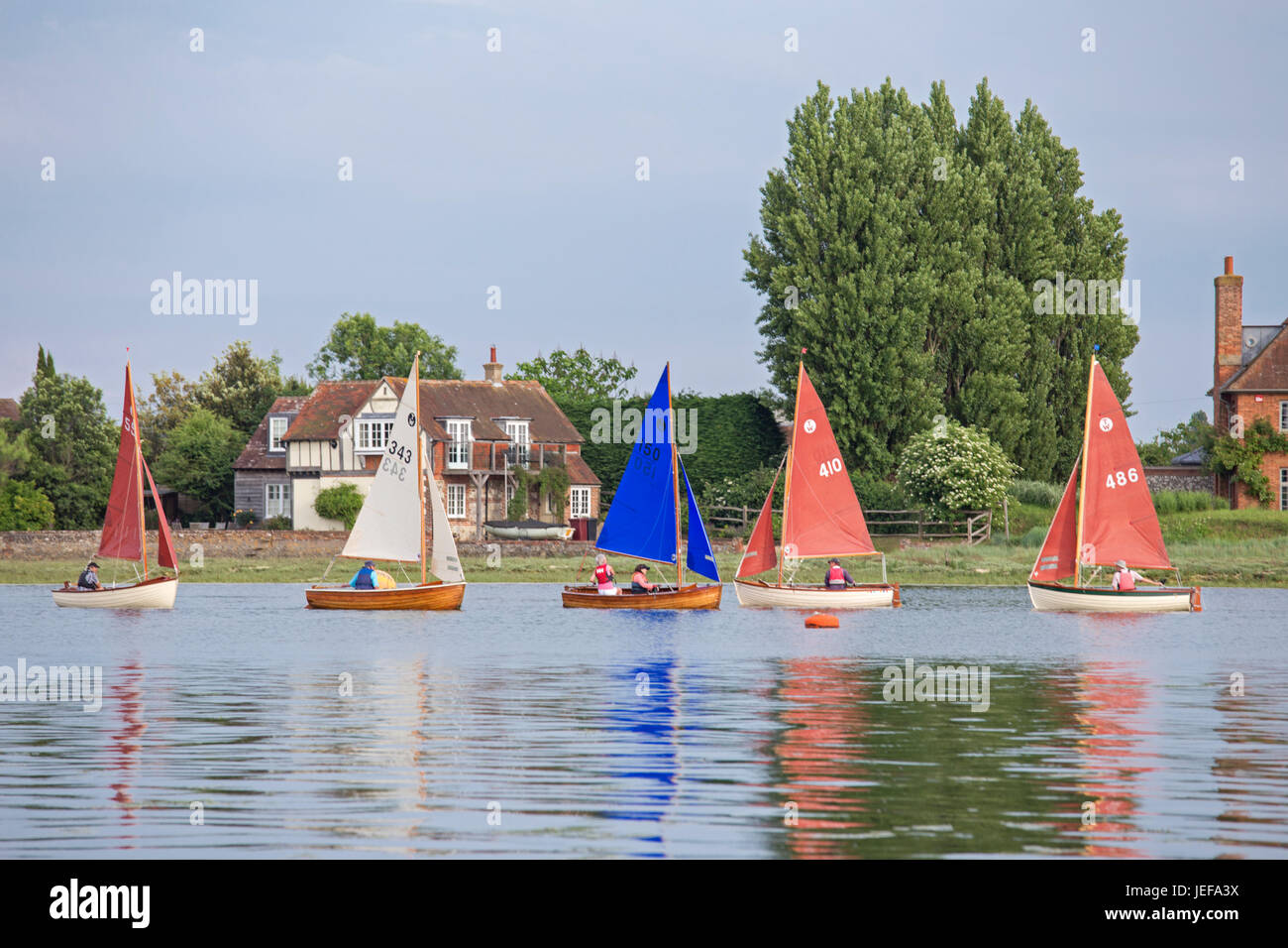 La voile par le beau village côtier de Bosham, West Sussex, England, UK Banque D'Images