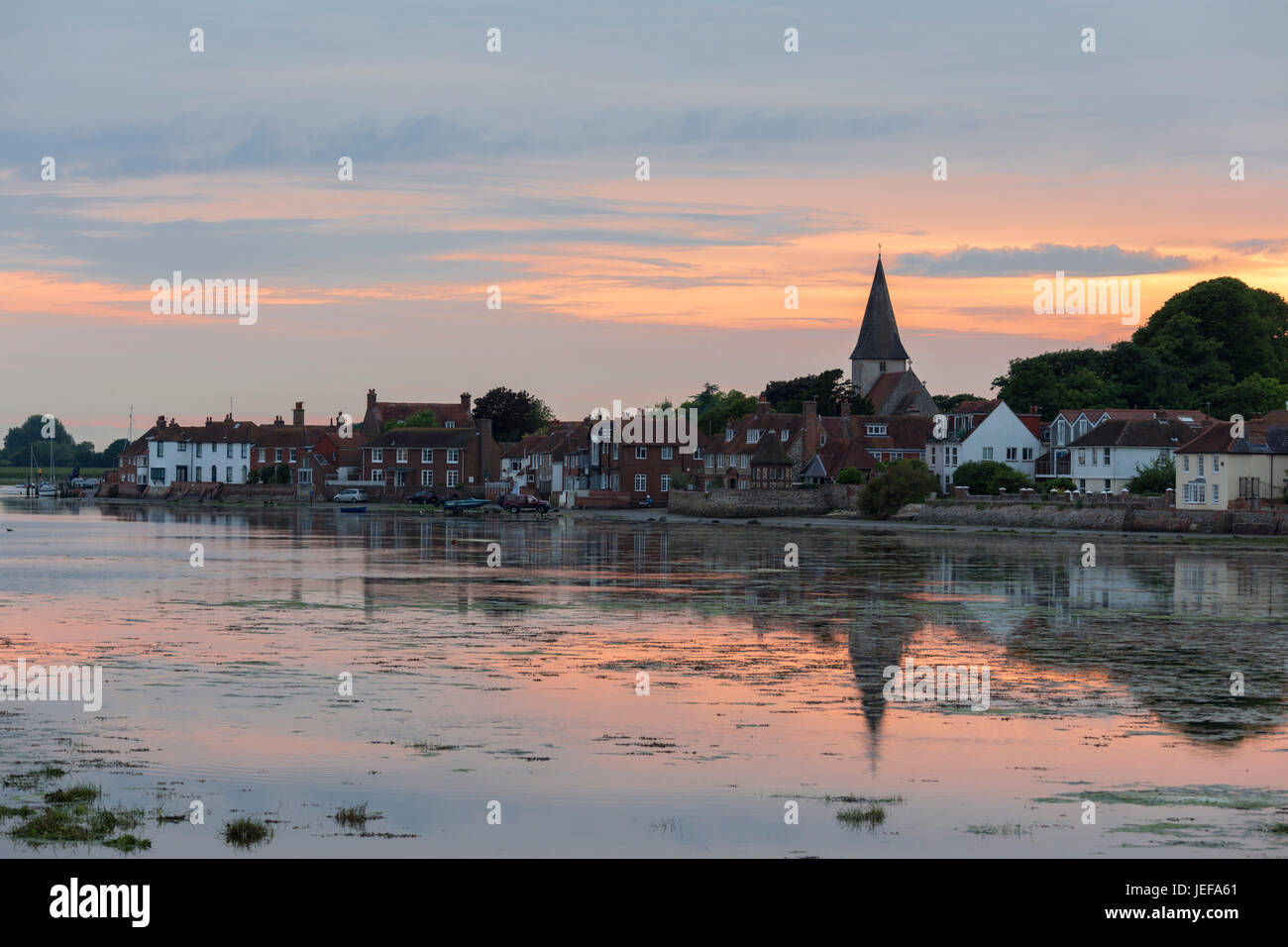 Coucher de soleil sur l'agréable village côtier de Bosham, West Sussex, England, UK Banque D'Images