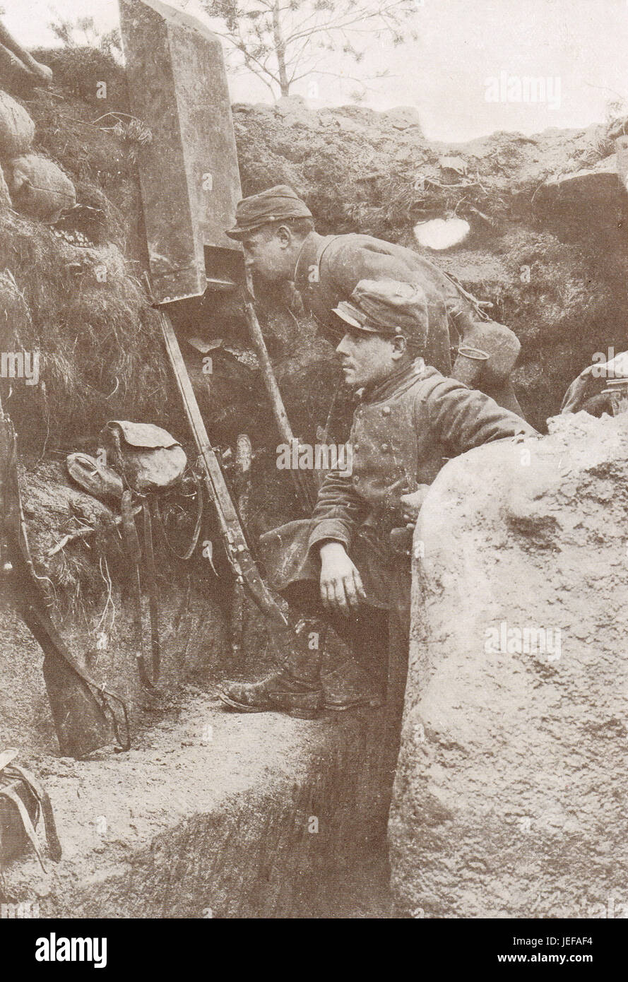 L'armée française à l'aide d'un périscope dans les tranchées, WW 1, 1915 Banque D'Images