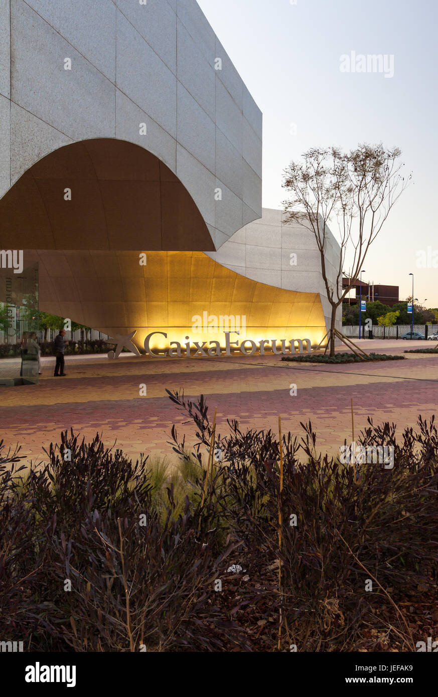 Chapiteau de l'entrée de Séville Caixa Forum conçu par Guillermo Vázquez Consuegra Banque D'Images