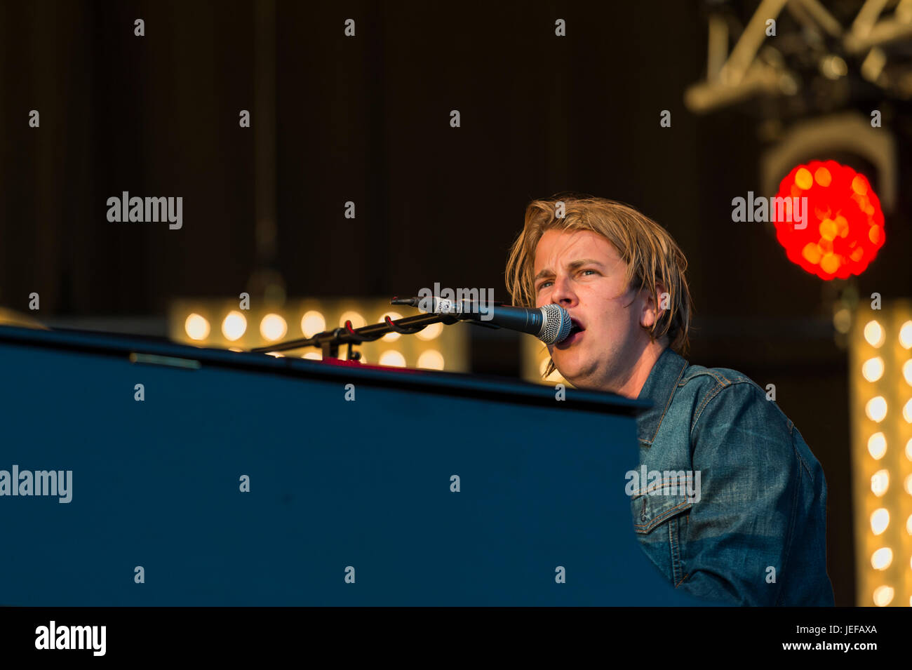 Dundrennan, Scotland, UK - 25 juillet 2015 : Tom Odell, un chanteur auteur-compositeur sur la scène Summerisle au Festival une femme blessée Banque D'Images