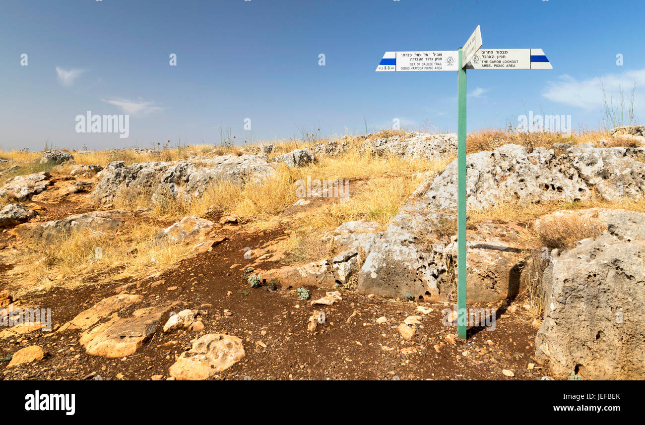 Panneau avec les instructions de la mer de Galilée et le caroubier lookout trail sur le mont Arbel, Kinnerot, Israël, en hébreu et en anglais. Banque D'Images