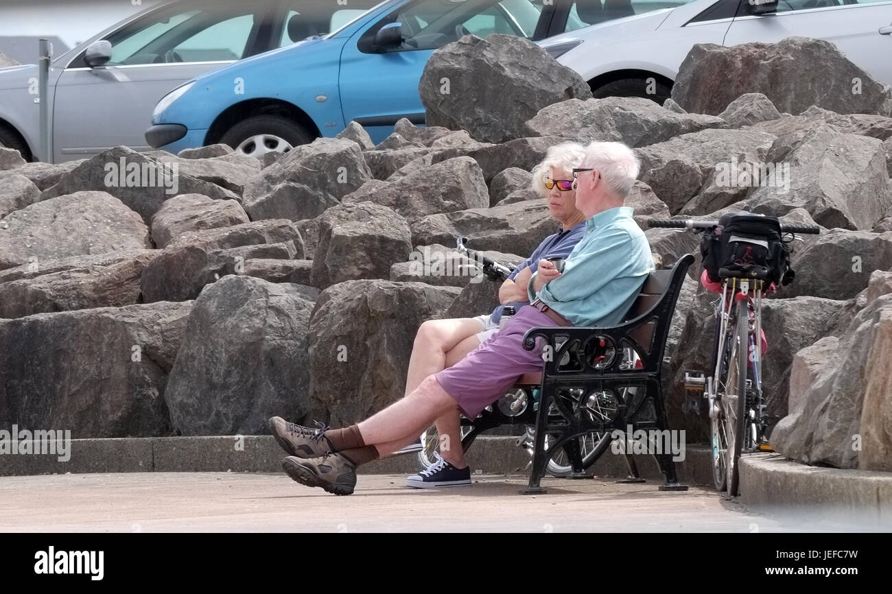 1er juin 2017 - d'âge mûr se reposant sur un banc pendant leur cycle ride. Banque D'Images