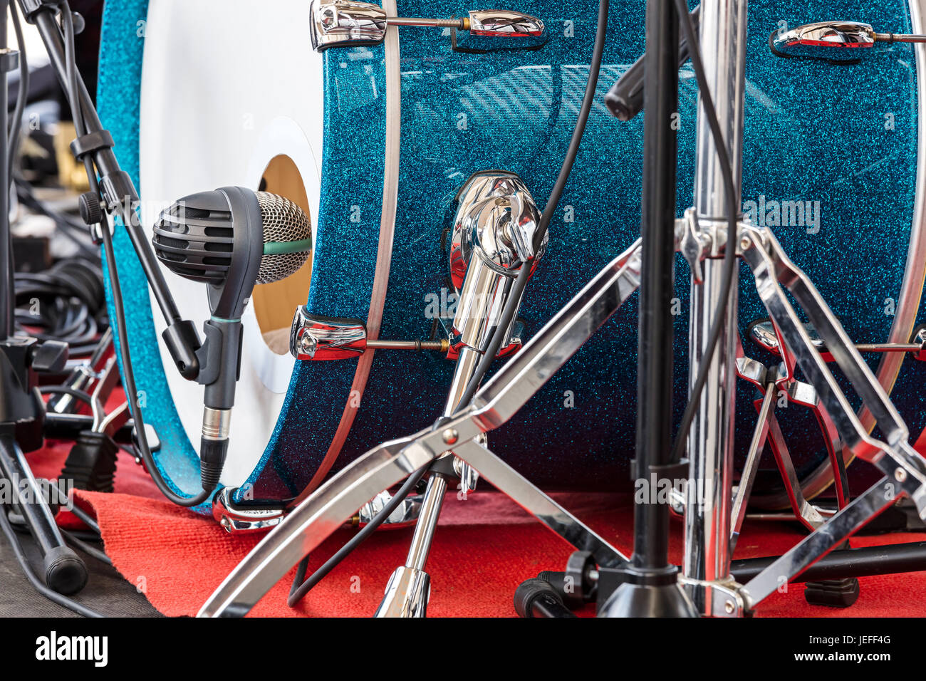 Grosse caisse bleue d'un ensemble de batterie avec sur le concert en plein air libre Banque D'Images