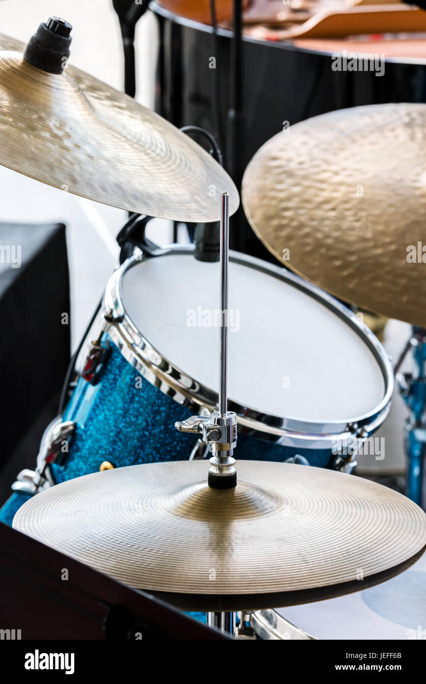 Tambour bleu et cuivre cymbales debout dans la rue pour l'exécution musicale Banque D'Images