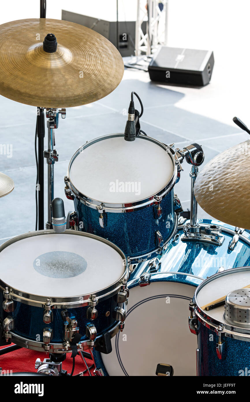 Un ensemble de batterie debout sur scène en plein air pour les performances de musiciens de rue Banque D'Images