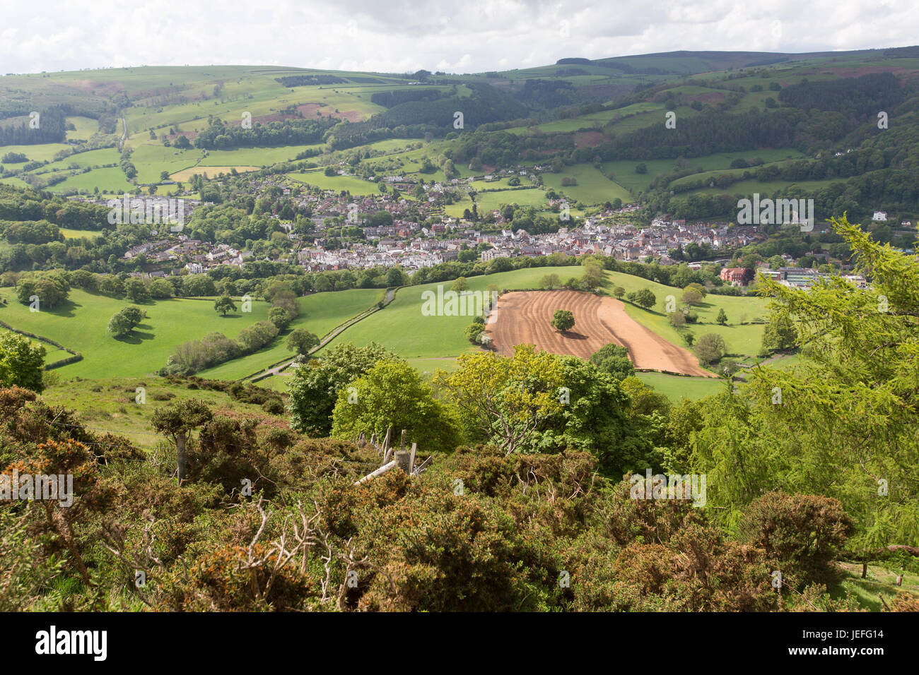 La ville de Llangollen, Wales. Vue aérienne de la pittoresque ville galloise de Llangollen, dans le comté de Denbighshire. Banque D'Images