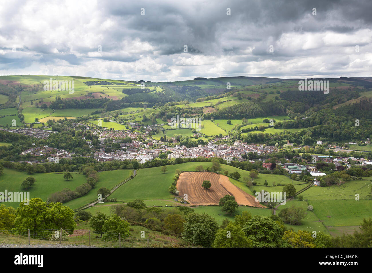 La ville de Llangollen, Wales. Vue aérienne de la pittoresque ville galloise de Llangollen, dans le comté de Denbighshire. Banque D'Images