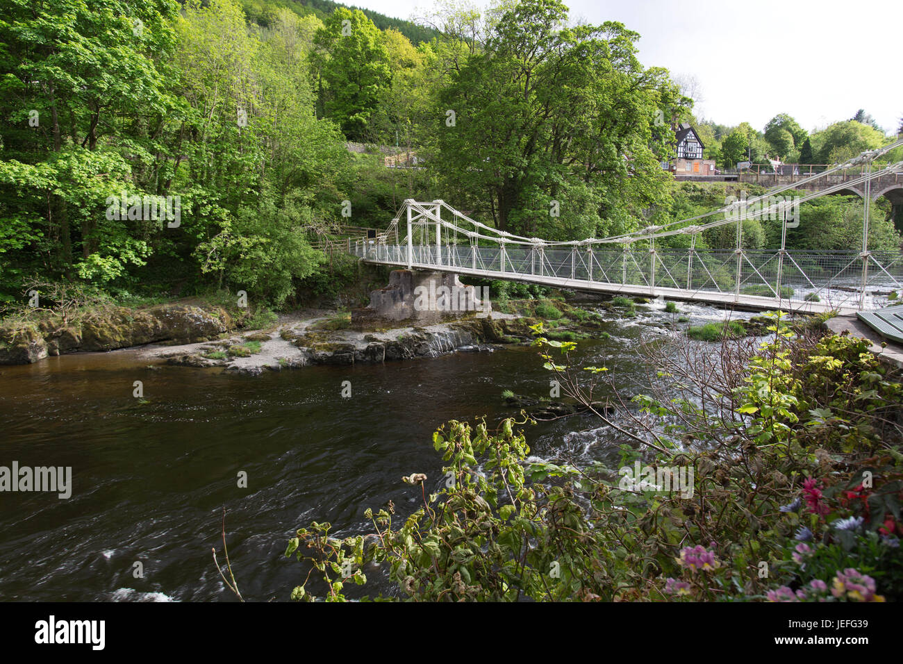 Rivière Dee, le Pays de Galles. Le Pont des Chaînes, sur la rivière Dee à Berwyn, avec Berwyn Gare dans l'arrière-plan. Banque D'Images