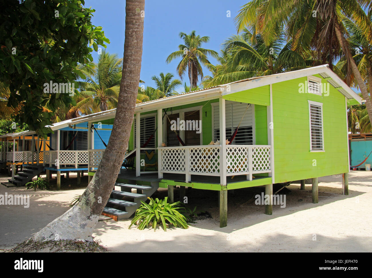 Cabines sur pilotis sur la petite île de Tobacco Caye, Belize Banque D'Images