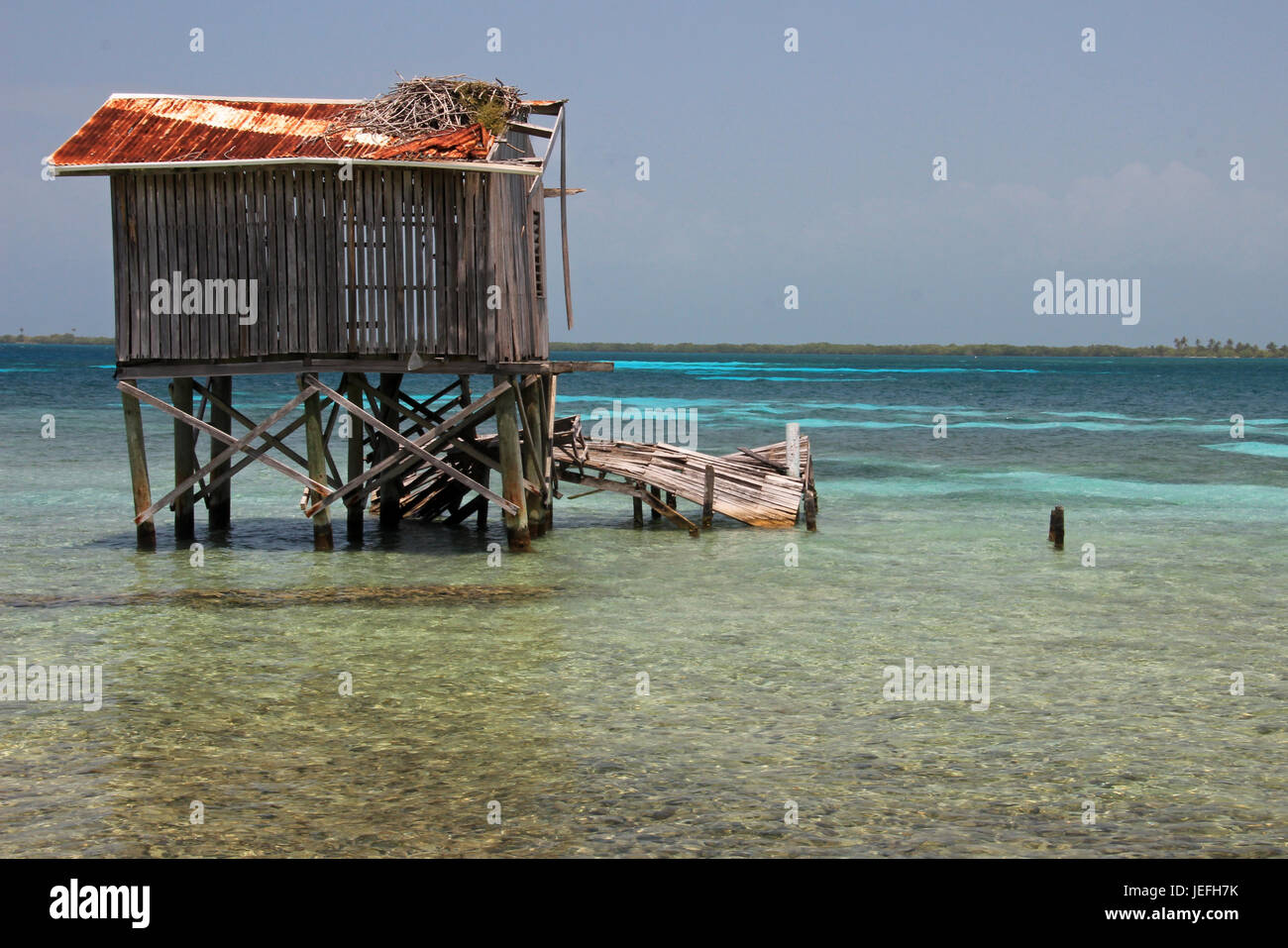 Cabines sur pilotis sur la petite île de Tobacco Caye, Belize Banque D'Images