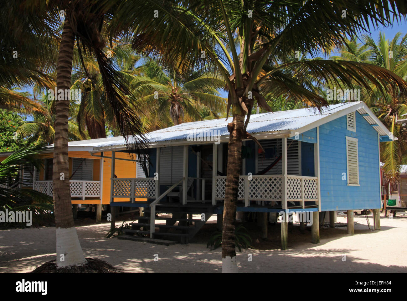 Cabines sur pilotis sur la petite île de Tobacco Caye, Belize Banque D'Images