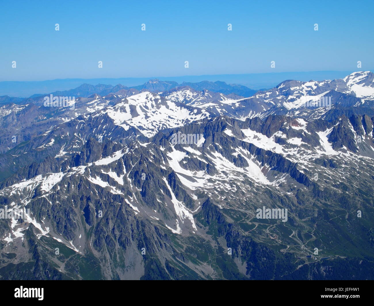 Paysage de montagnes alpines dans beauté français, italien et suisse vu de l'Aiguille du Midi à CHAMONIX MONT BLANC EN FRANCE avec un ciel clair. Banque D'Images