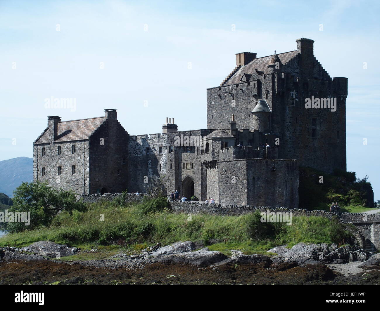 Le château d'Eilean Donan en Ecosse médiévale celtique, bâtiment en pierre sur l'île écossaise au lac loch Duich Highlands en Grande-Bretagne avec ciel nuageux. Banque D'Images