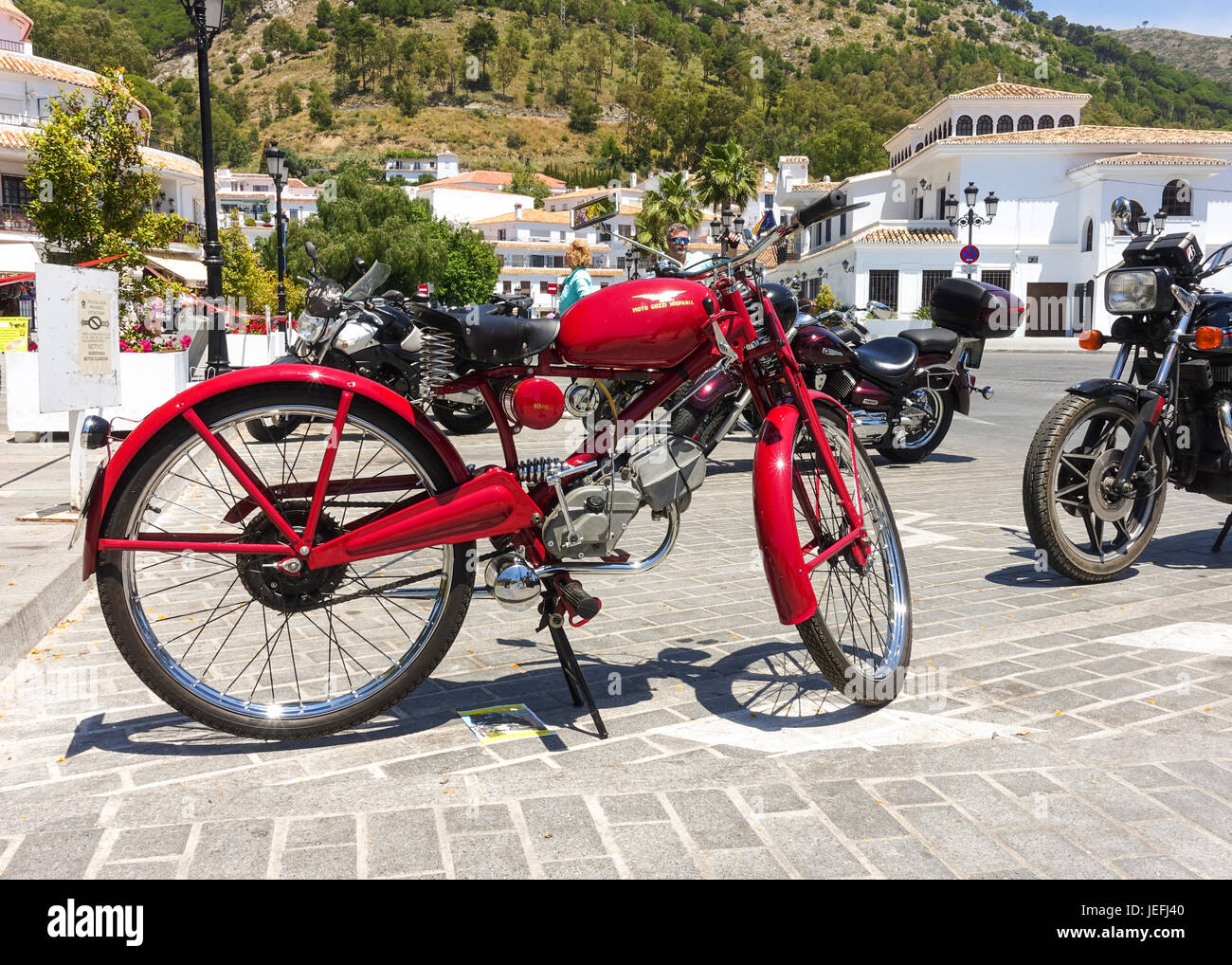 Moto Guzzi hispanic 49cc, vélo classique sur l'affichage à une moto classique rencontre à Mijas, Andalousie, espagne. Banque D'Images