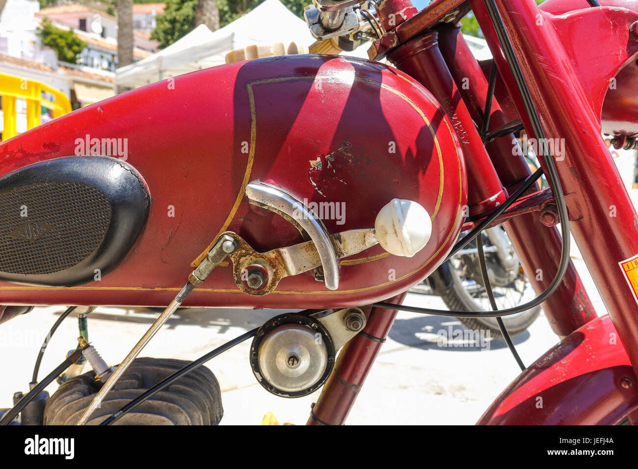 Manette de détail, un espagnol de lubrification99 150cc, vélo classique sur l'affichage à une moto classique rencontre à Mijas, Andalousie, espagne. Banque D'Images