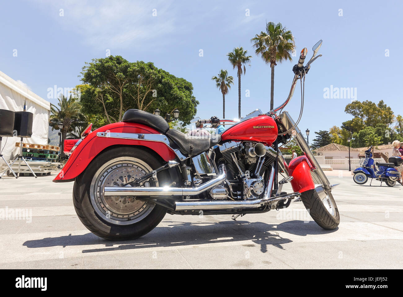 Harley custom sur l'affichage à une moto classique rencontre à Mijas, Andalousie, espagne. Banque D'Images