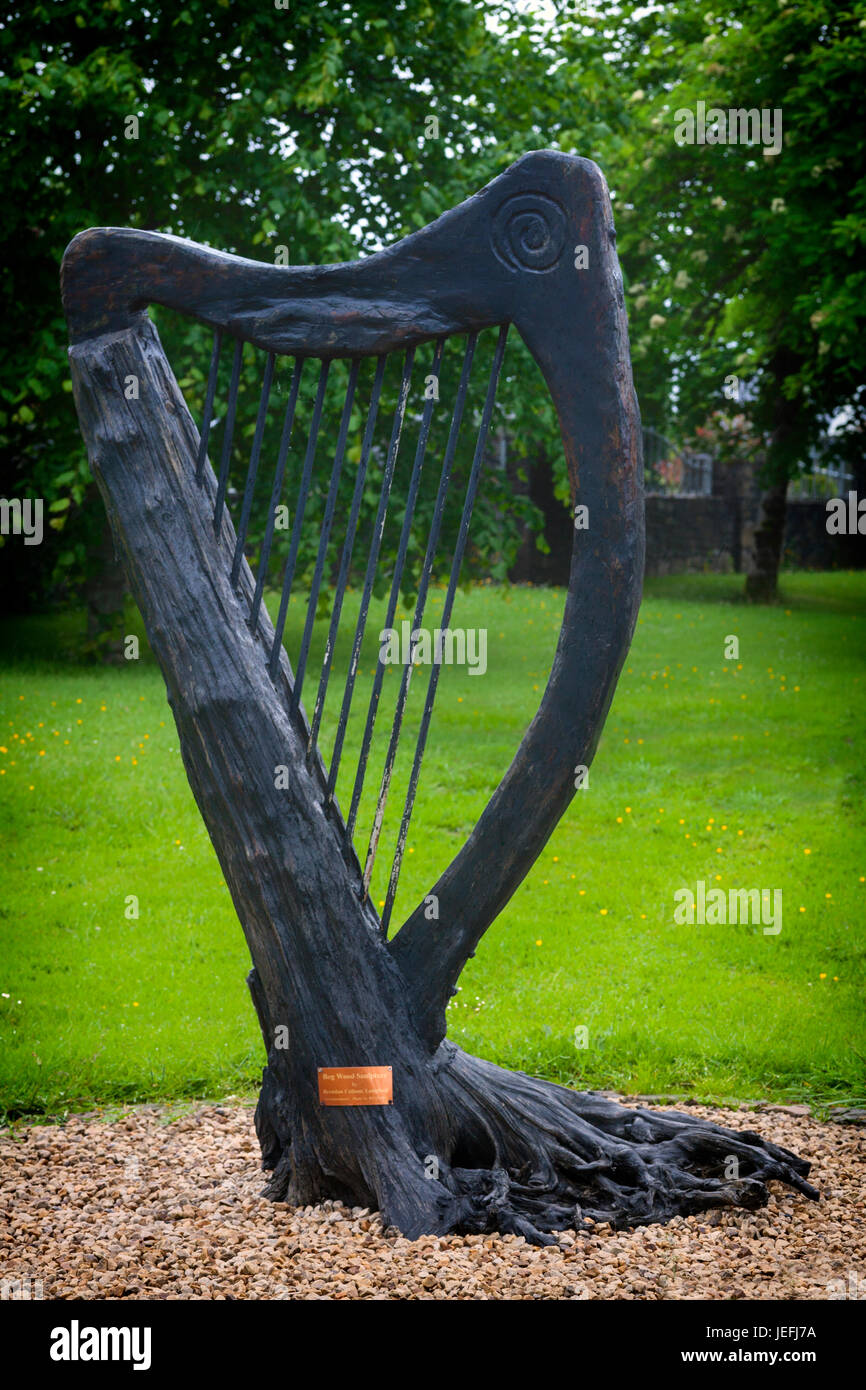 Harpe irlandaise de ses sculptures en bois de Bog par Brendan Collum. Affiché dans Keadue, pour célébrer la vie Turlough O'Carolan, comté de Roscommon, Irlande Banque D'Images