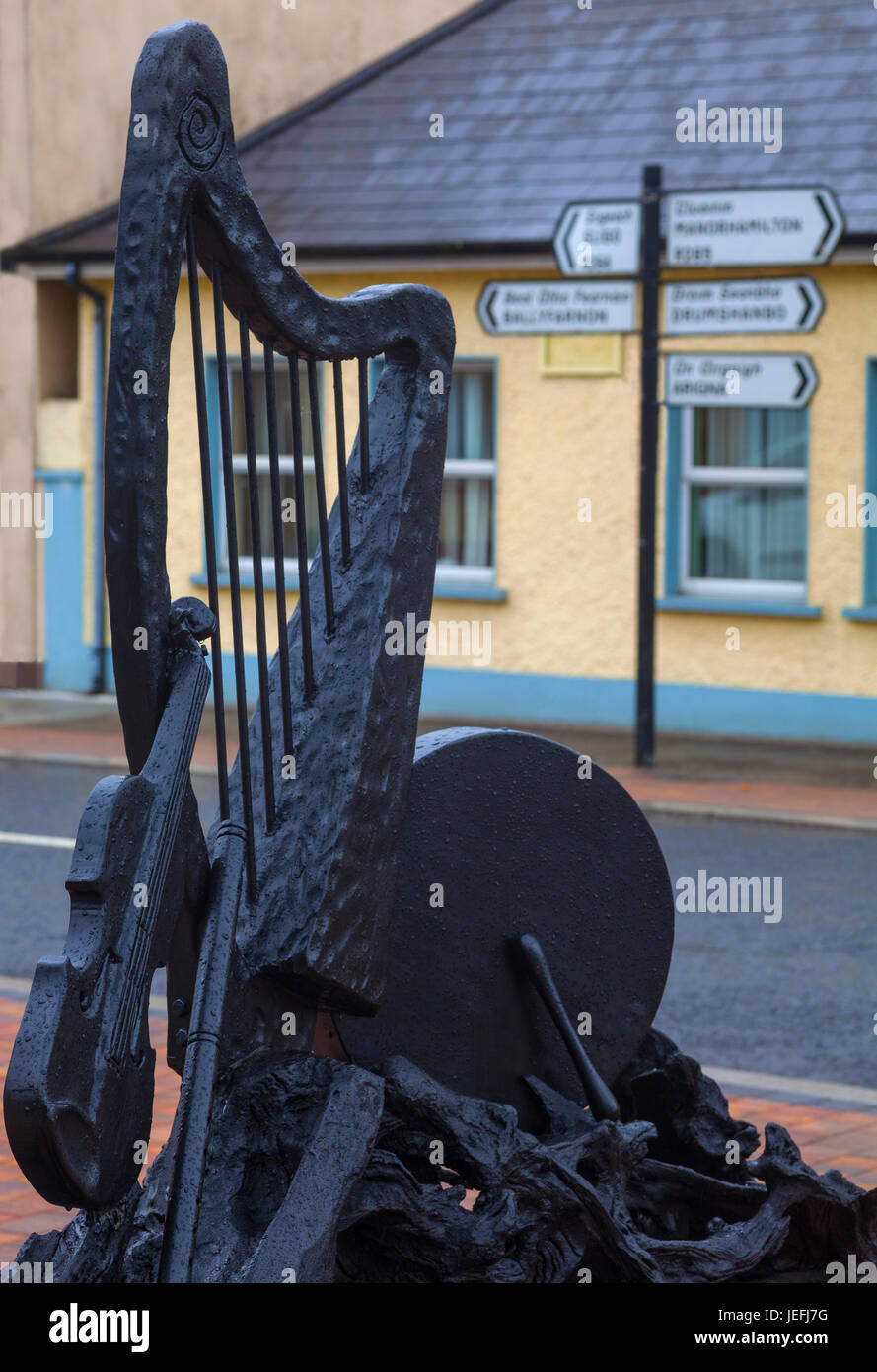 Sculpture d'une harpe irlandaise fabriqués à partir de bois de la tourbière par Brendan Collum. Affiché dans Keadue, elle célèbre la vie de l'harpiste aveugle Turlough Carola, bur Banque D'Images