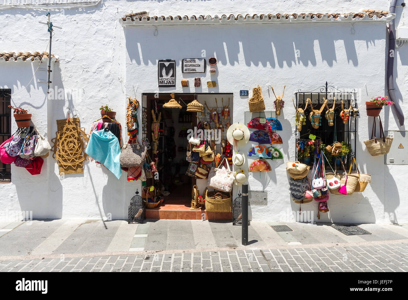 Une boutique de souvenirs vendant des produits artisanaux locaux dans le village blanc de Mijas, Andalousie, espagne. Banque D'Images