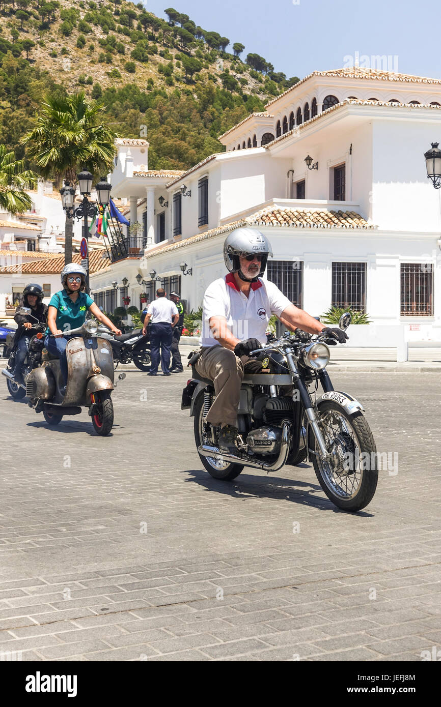 Bultaco, Vespa, Classic bikes sur l'affichage à une moto classique rencontre à Mijas, Andalousie, espagne. Banque D'Images