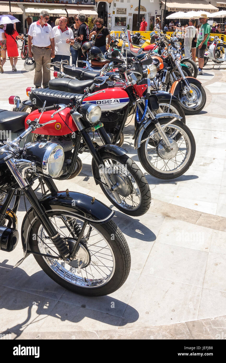 Rangée de vélos classique espagnol sur l'affichage à une moto classique rencontre à Mijas, Andalousie, espagne. Banque D'Images