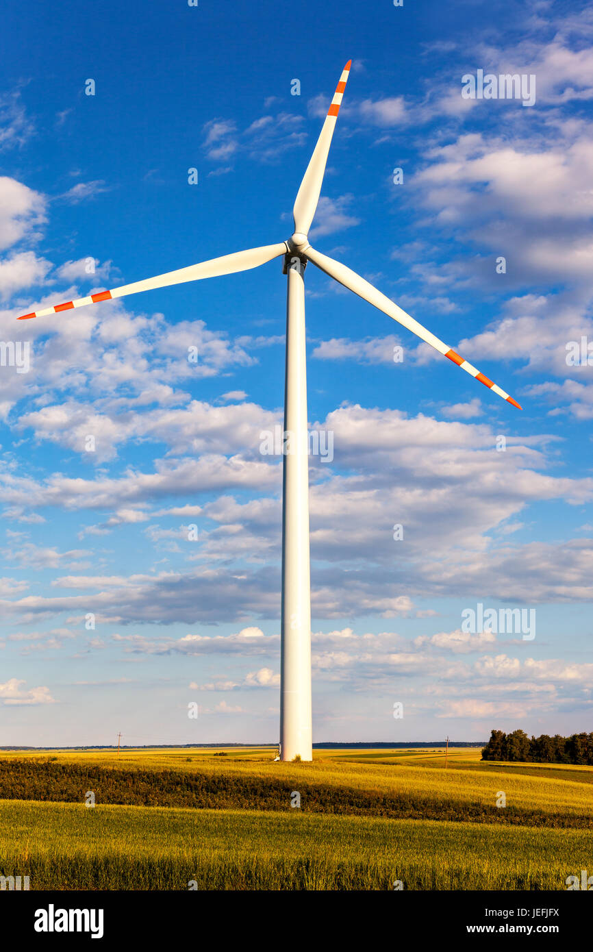 Alternative Energy éoliennes sur champ vert. Banque D'Images
