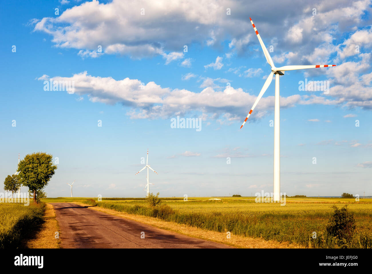 Wind turbine de puissance et route de campagne. Banque D'Images