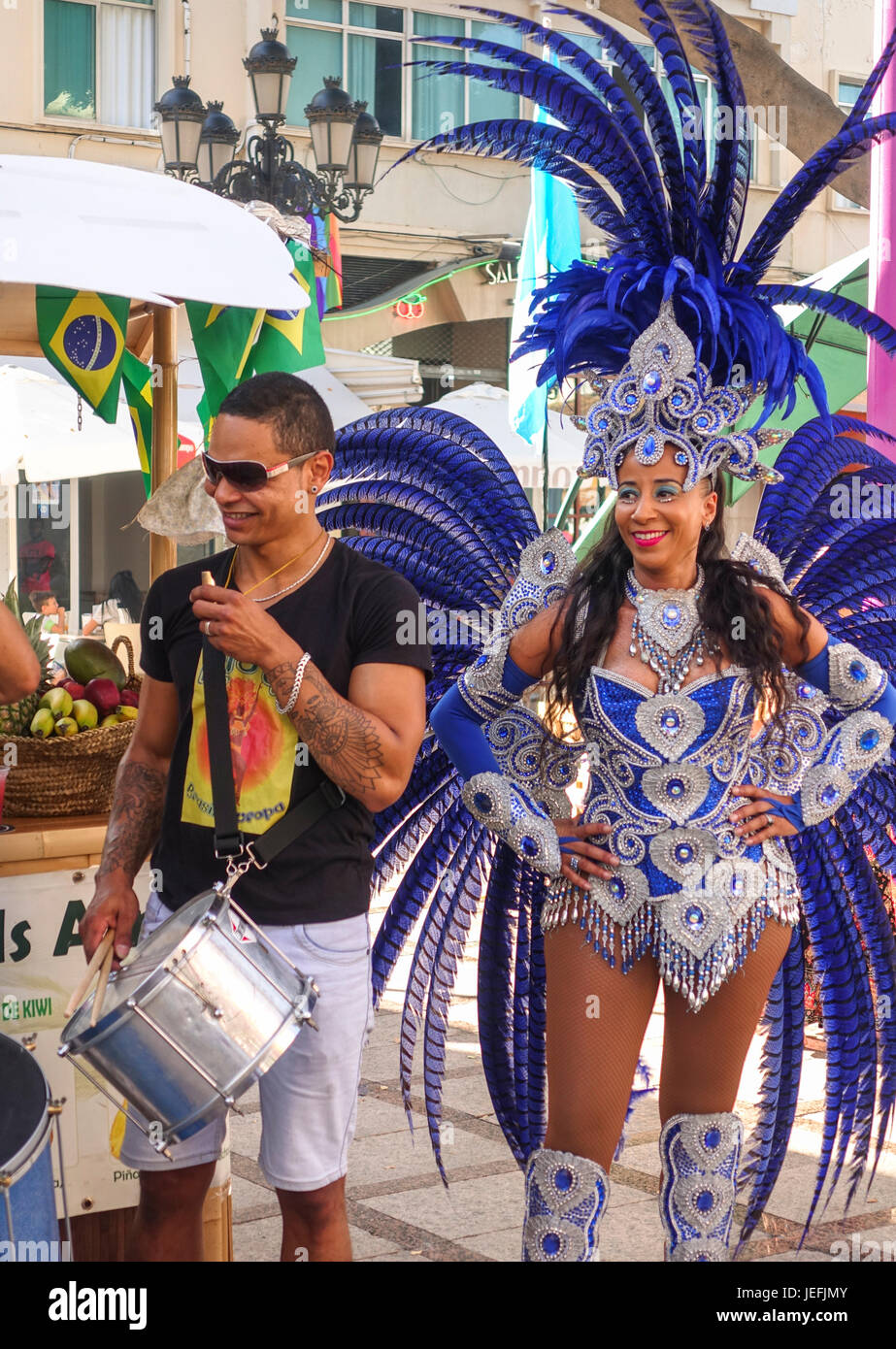 Danseuse samba brésilienne en bikini et de plumes, batteur. Événement international parade, Torremolinos, Espagne. Banque D'Images