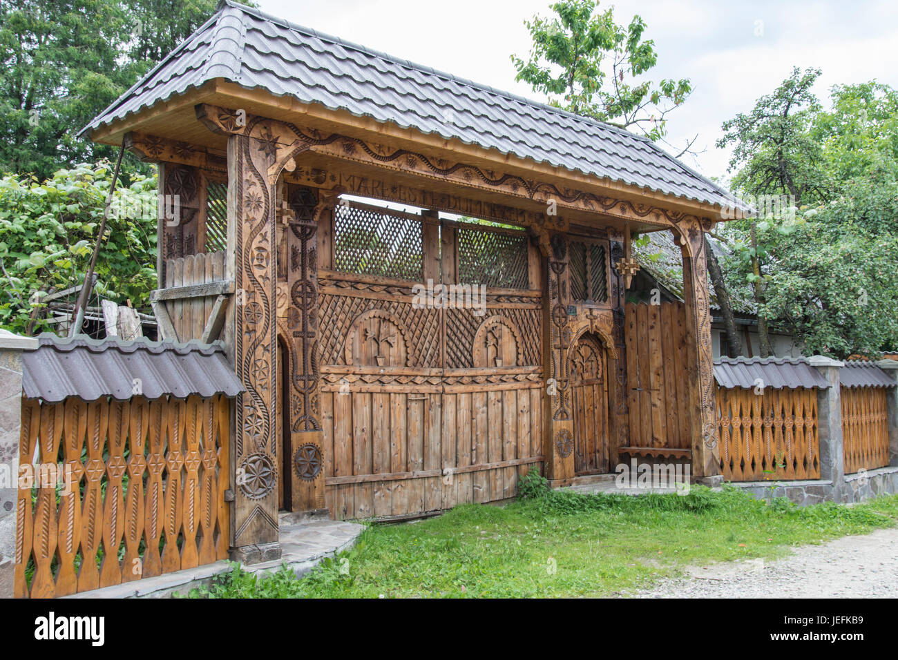 Décorées en bois typique de la région de Maramures gate house Banque D'Images