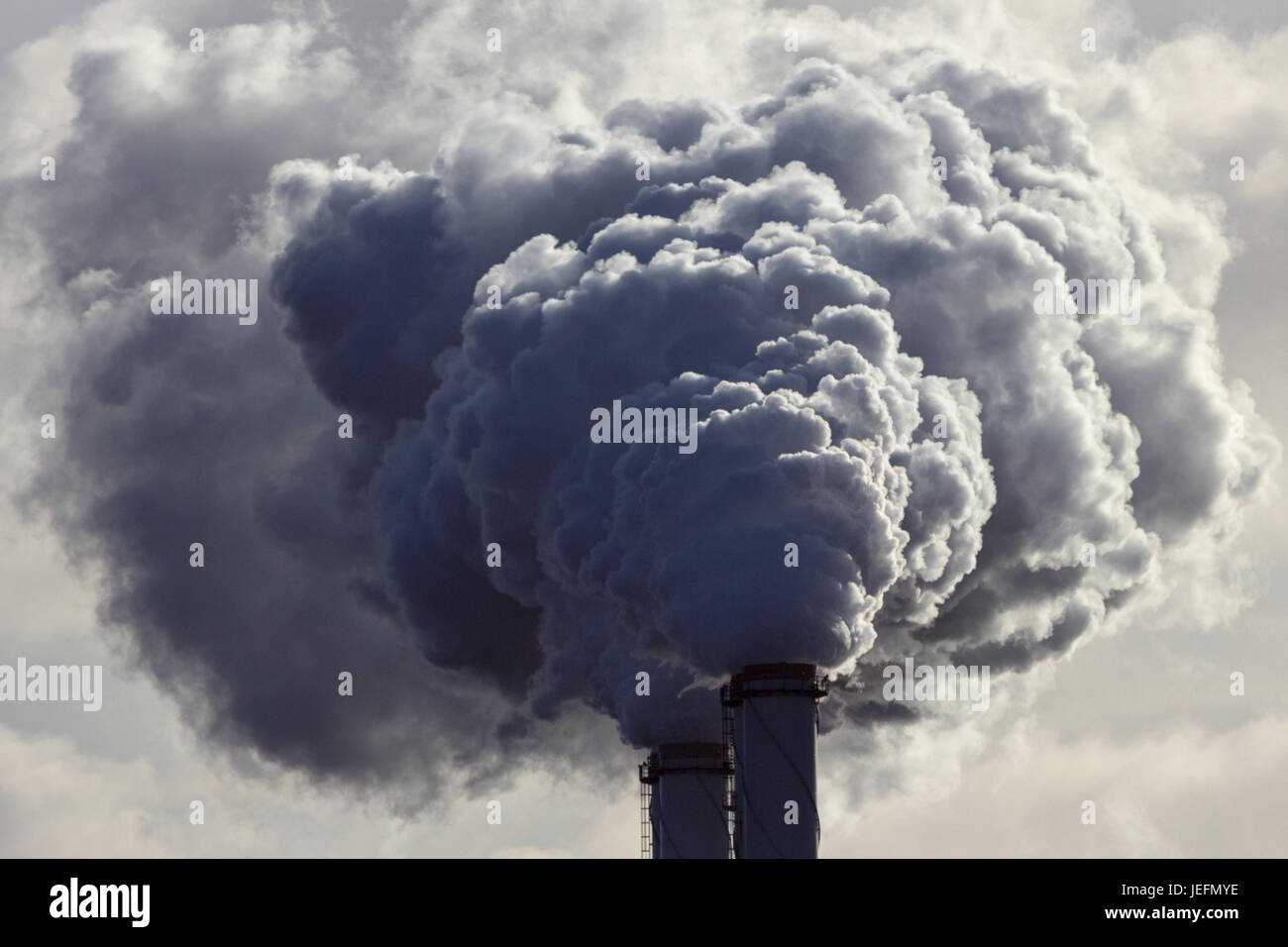 La pollution de l'air par des cheminées des centrales. Banque D'Images