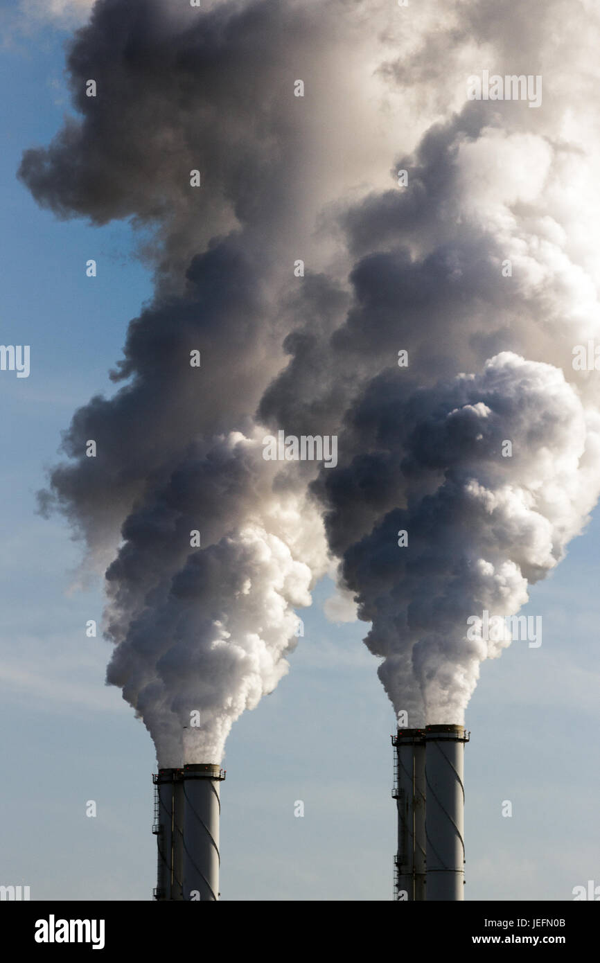 La pollution de l'air par des cheminées des centrales. Banque D'Images