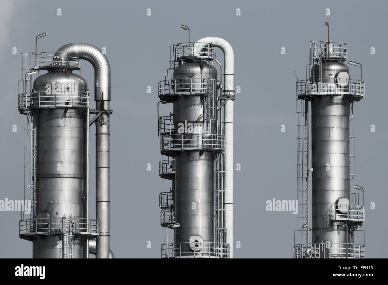 Les tours de refroidissement à une raffinerie de pétrole et de gaz industriels. Banque D'Images
