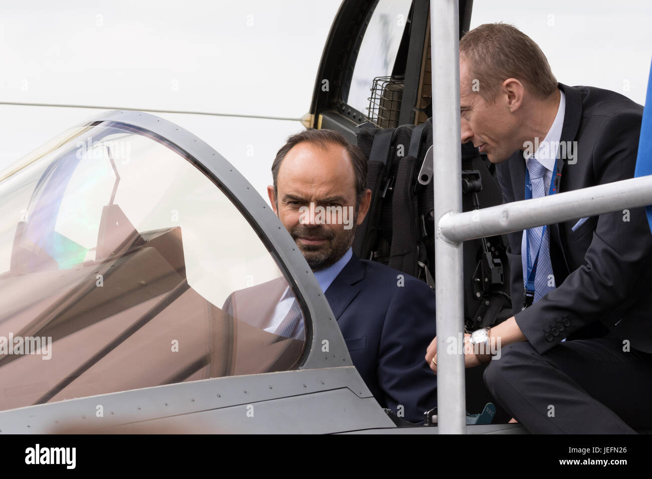 PARIS, FRANCE - JUN 23, 2017 : le premier ministre français Edouard Philippe dans le cockpit d'un avion de combat Rafale, lors d'une visite à la société Dassault à Banque D'Images