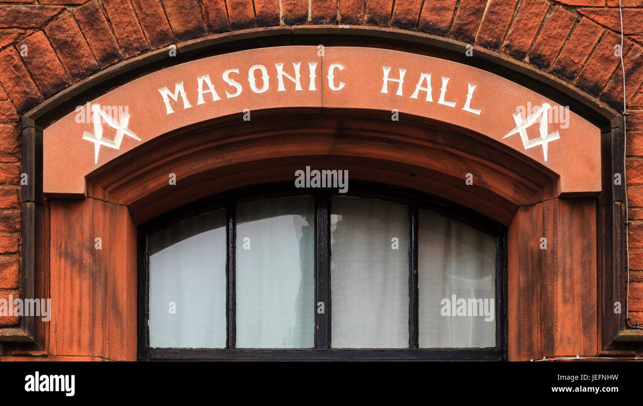 Porte de la Masonic Hall à Penrith, Cumbria, dans le Nord de l'Angleterre. Le hall a été construit en 1882 et au-dessus de l'entrée est le compas maçonnique symbole. Banque D'Images