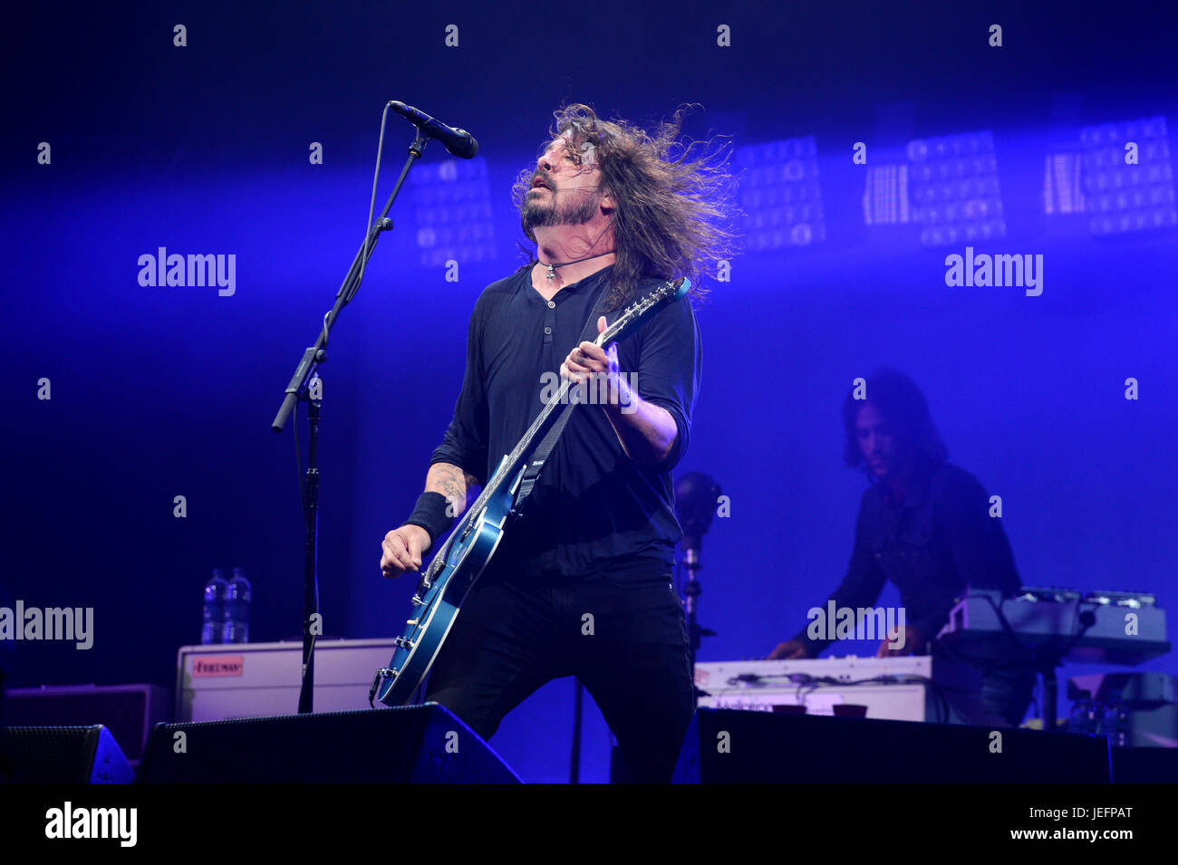 Dave Grohl des Foo Fighters effectue sur la pyramide la scène du festival de Glastonbury, à la ferme digne dans le Somerset. Banque D'Images