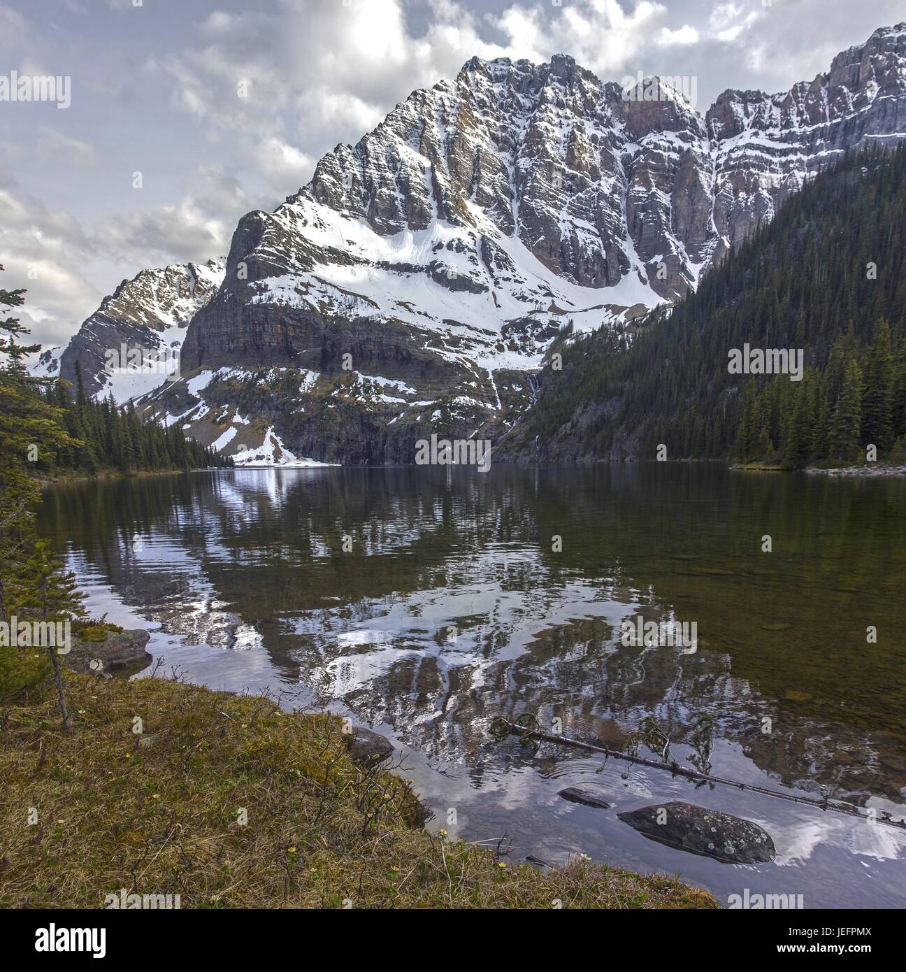 Le portrait de Storm Mountain Peak reflétait les eaux fixes du paysage panoramique du lac Twin inférieur.Sentier Great Divide randonnée Parc national Banff Rocheuses canadiennes Banque D'Images