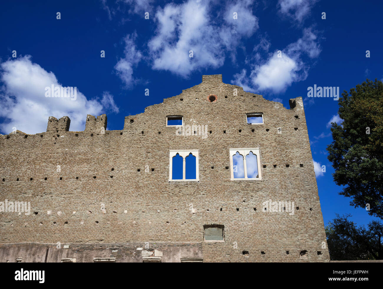 Ruines du château médiéval de Caetani avec fenêtres gothiques, le long de l'ancienne Voie Appienne à Rome Banque D'Images