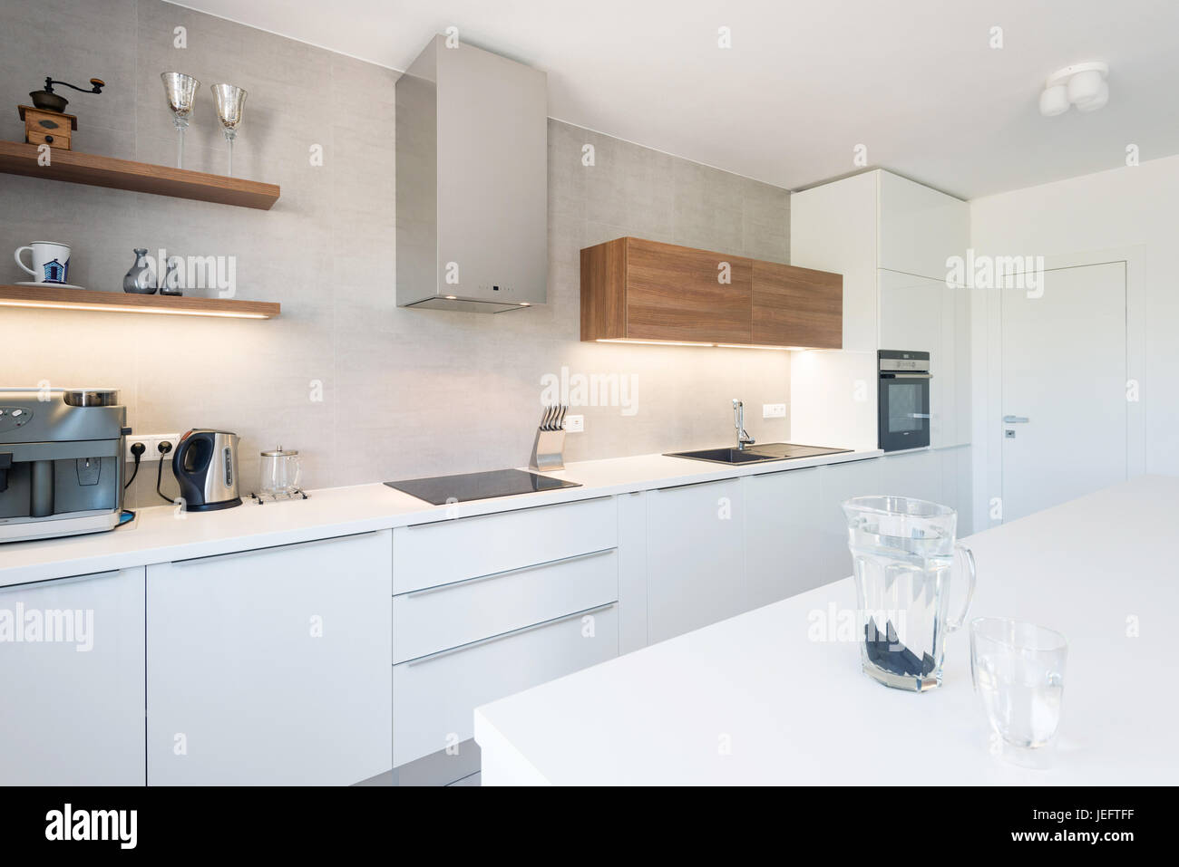 Cuisine moderne avec intérieur avec les appareils encastrés Banque D'Images