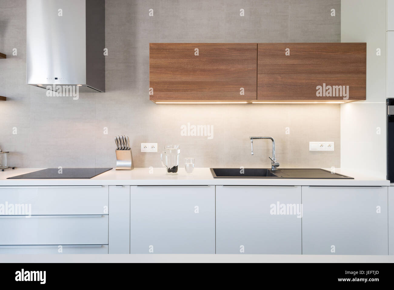 Cuisine moderne avec intérieur avec les appareils encastrés Banque D'Images