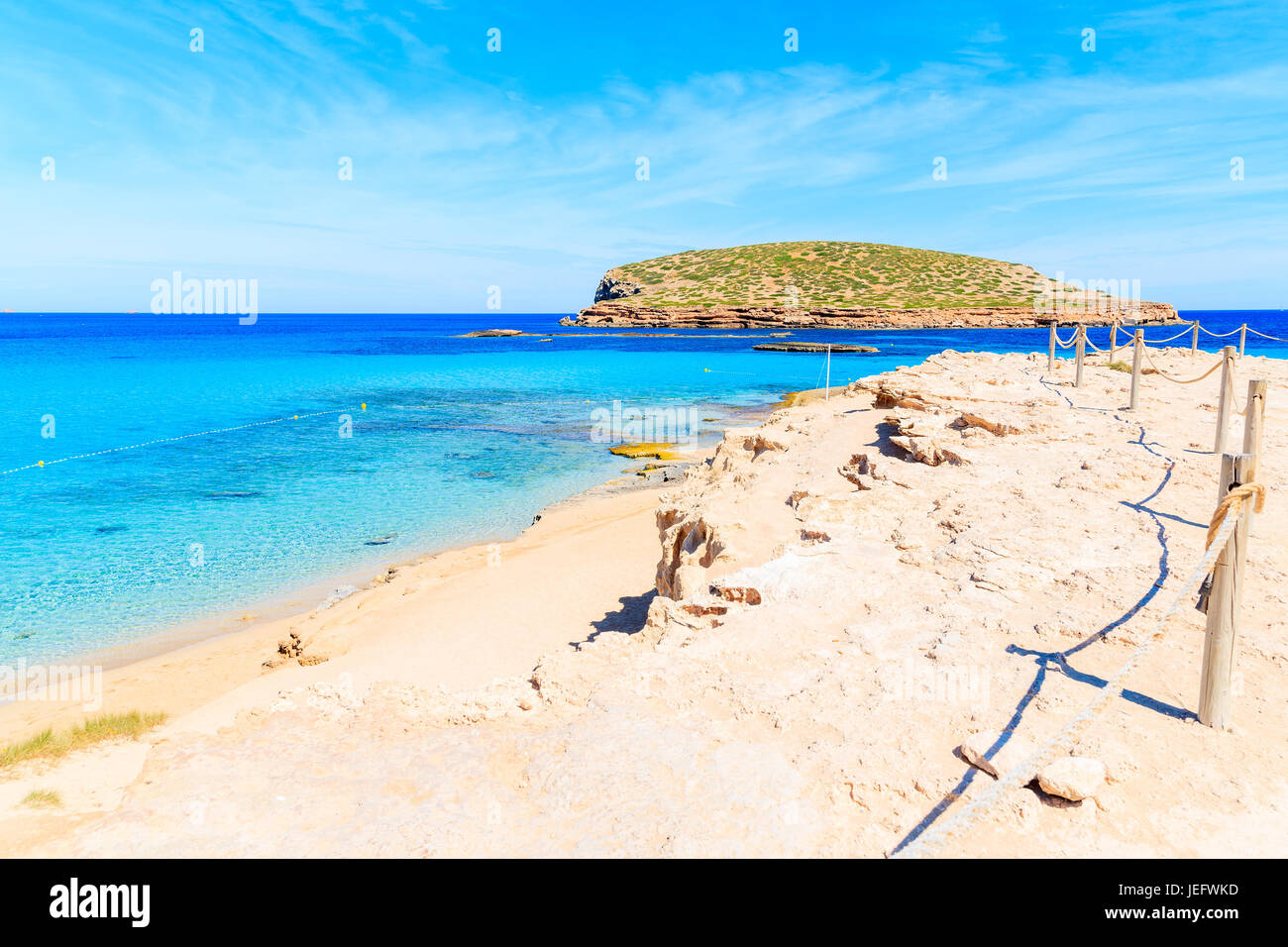 Sentier du littoral le long de la plage de Cala Comte magnifique célèbre pour son azur clair comme de l'eau de mer peu profonde, l'île d'Ibiza, Espagne Banque D'Images