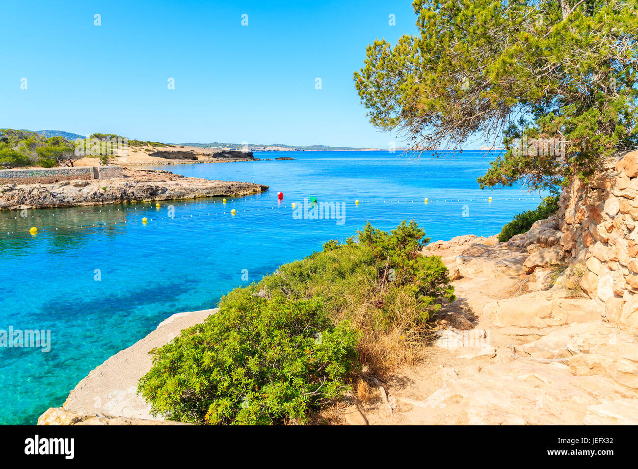 Vue sur chemin côtier le long de la baie de Cala Gracio belle à tôt le matin, l'île d'Ibiza, Espagne Banque D'Images