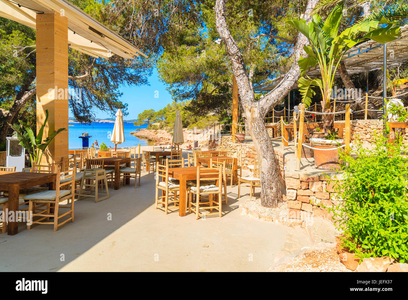L'île d'Ibiza, ESPAGNE - 20 MAI 2017 : petit restaurant sur la plage de Cala Gracio, Ibiza island, Espagne. Banque D'Images