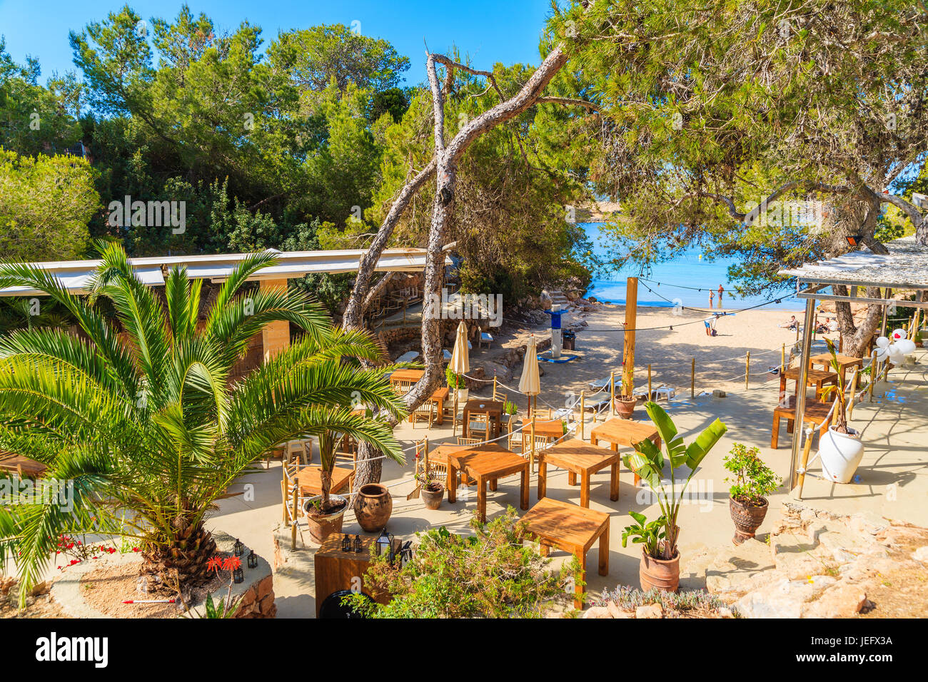 L'île d'Ibiza, ESPAGNE - 20 MAI 2017 : la côte espagnole traditionnelle de restaurant sur la plage de Cala Gracio, Ibiza island, Espagne. Banque D'Images
