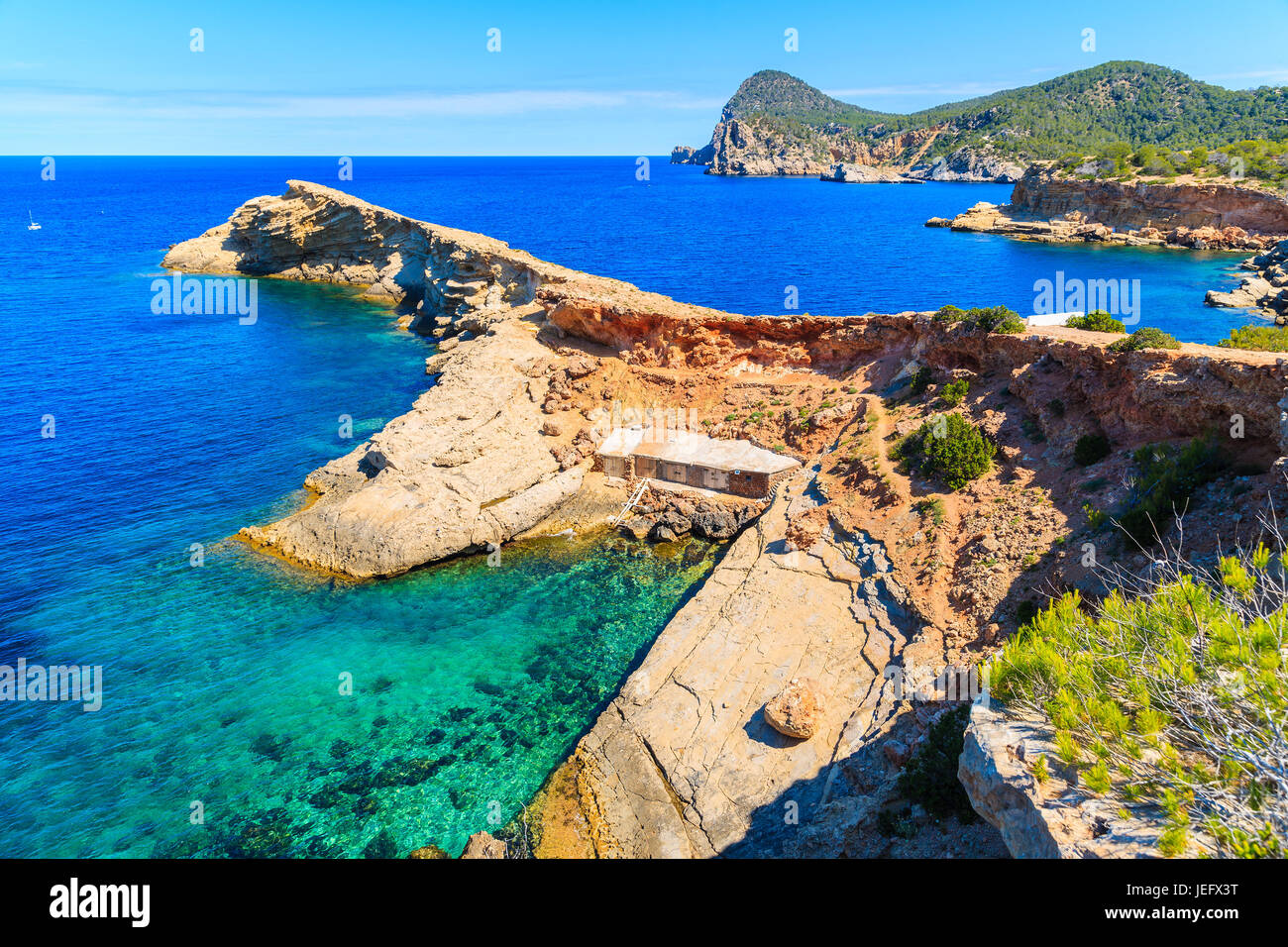 Bateaux à Punta Galera baie entourée de formations de pierre incroyable, l'île d'Ibiza, Espagne Banque D'Images