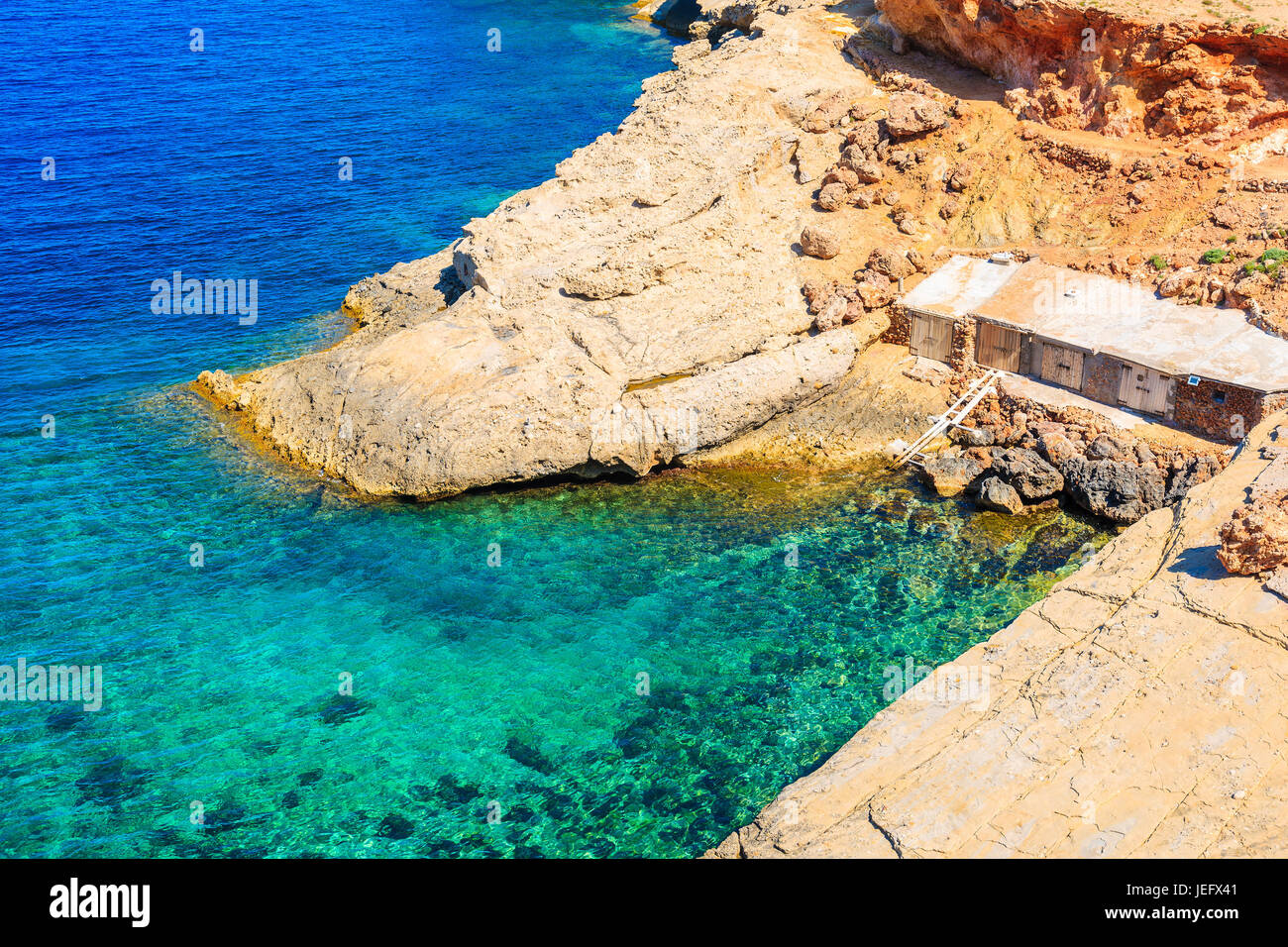 Bateaux à Punta Galera baie entourée de formations de pierre incroyable, l'île d'Ibiza, Espagne Banque D'Images