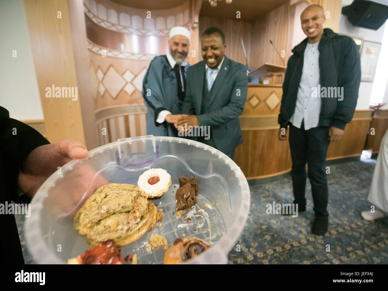 Fidèles à la suite de l'alimentation partager prière de l'Eid, marquant la fin du Ramadan et le début de l'Aïd, à la Grande Mosquée de Leeds dans le Yorkshire. Banque D'Images