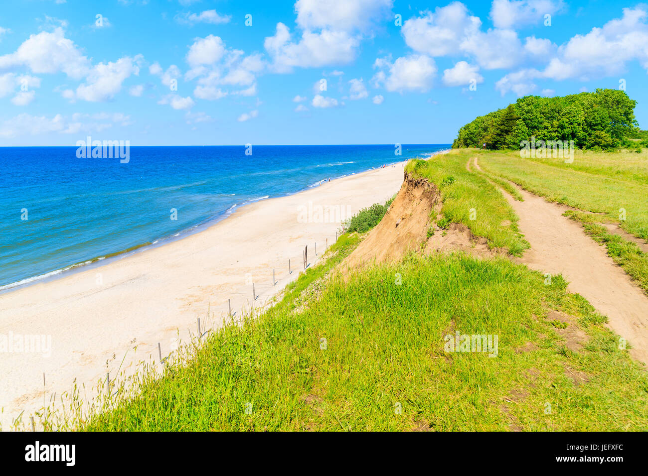 Sentier du littoral le long de la plage dans le village de Trzesacz, mer Baltique, Pologne Banque D'Images