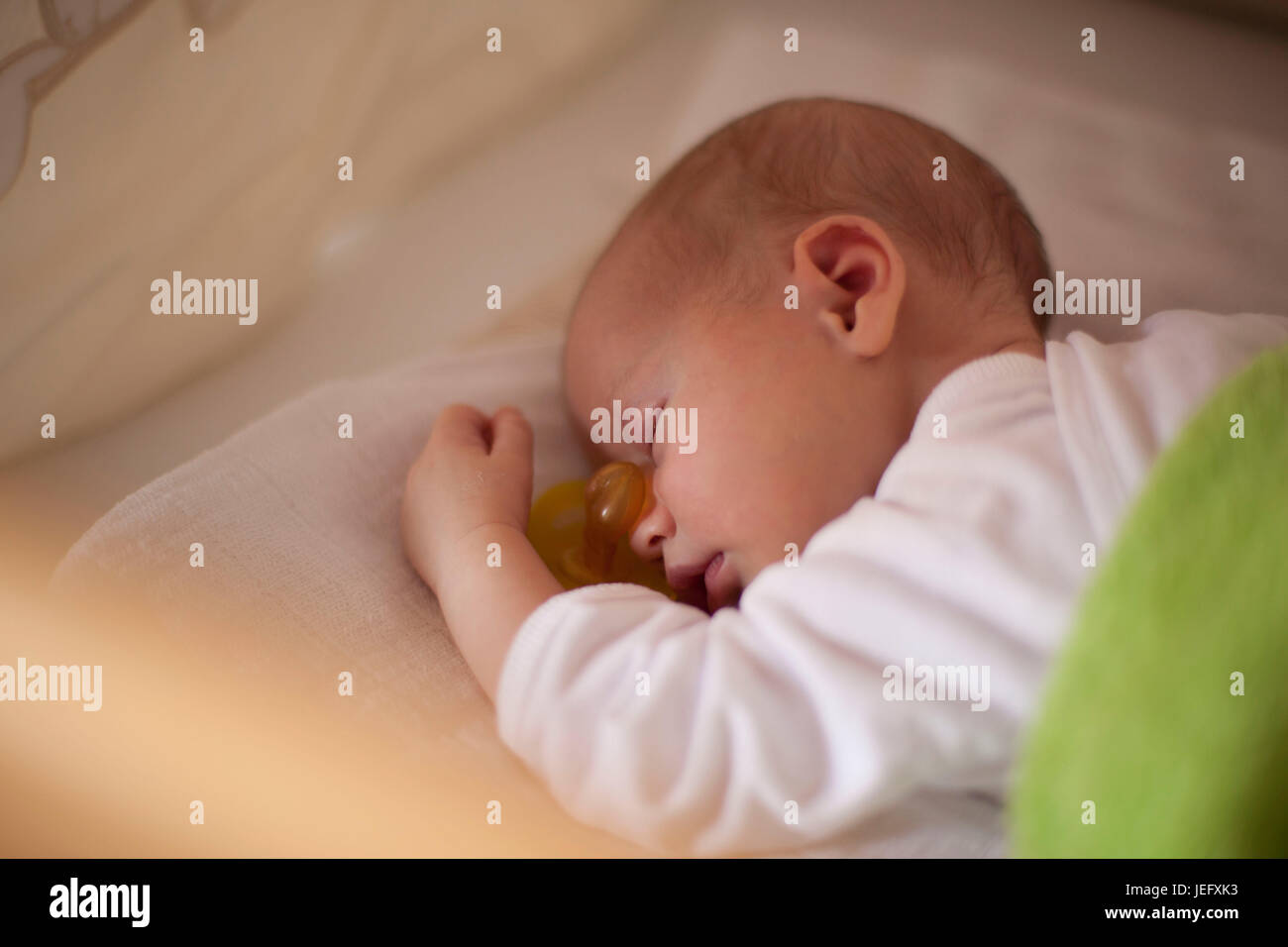 Bébé nouveau-né de dormir avec le mamelon Banque D'Images